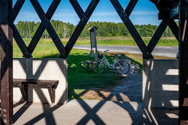 Foto verlaat de uitkijktoren kavaru-sightseeingtoren ecovriendelijke transportfiets