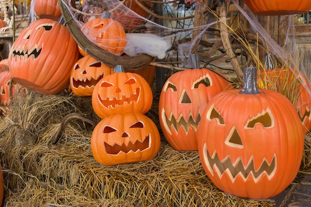 Verlangde pompoenkop jack-lantaarn op rijststro in Halloween-thema.