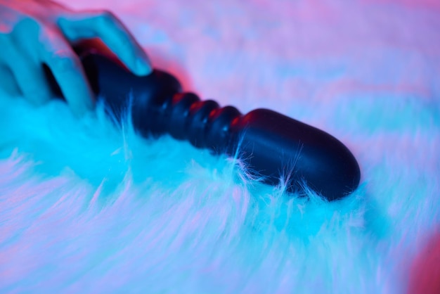 Verlangen concept Vrouw liggend in bed met een dildo vibrator in haar hand om zichzelf te helpen