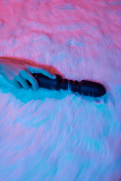 Verlangen concept Vrouw liggend in bed met een dildo vibrator in haar hand om zichzelf te helpen