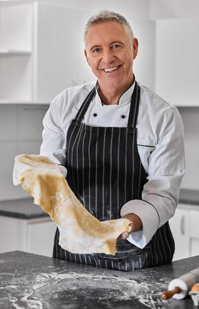 Verlangen naar koolhydraten ik heb je gedekt portret van een volwassen man die vers gemaakte pasta bereidt