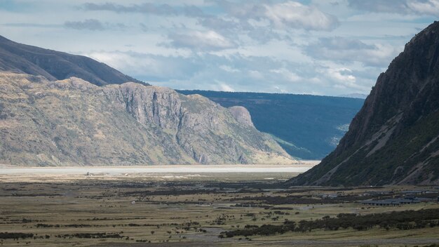 Verlaten alpine vallei geschoten op bewolkte dag schot gemaakt in aoraki mt cook nationaal park nieuw-zeeland