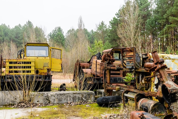 Verlaten apparatuur en machines in de uitsluitingszone van Tsjernobyl, Oekraïne