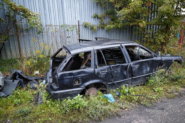 Verlaten auto in het park.