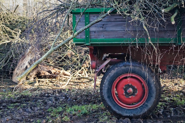 Foto verlaten auto op het veld.