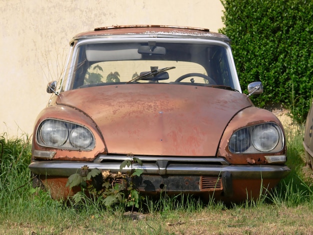 Foto verlaten auto op het veld.