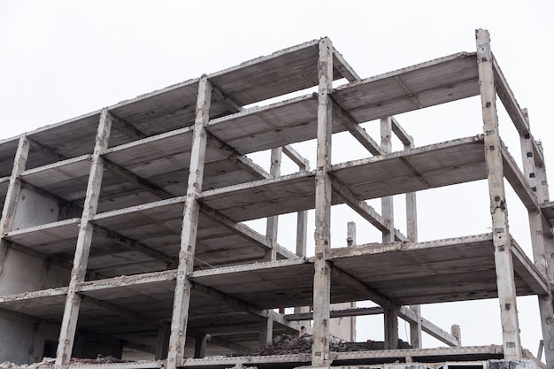 Verlaten bakstenen gebouw in de stad tegen de hemel.