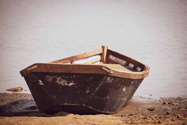 Foto verlaten boot aan de kust