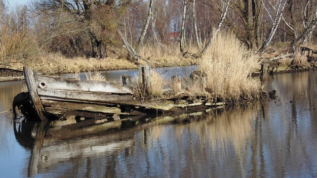 Foto verlaten boot in de rivier