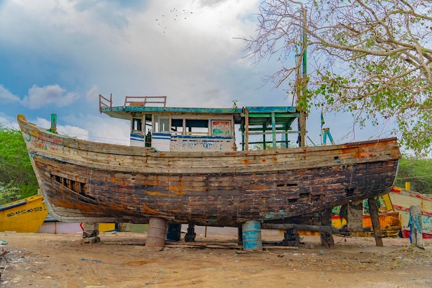 Foto verlaten boot op het strand tegen de lucht