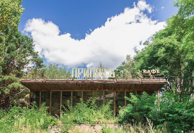 Verlaten café Pripyat in een spookstad in Oekraïne