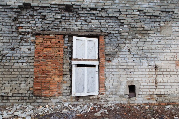 Foto verlaten deur op bakstenen muur