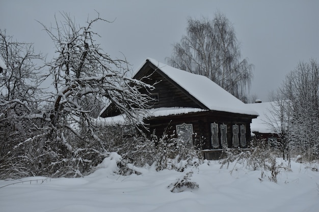 Verlaten dorp in de sneeuw in de winter