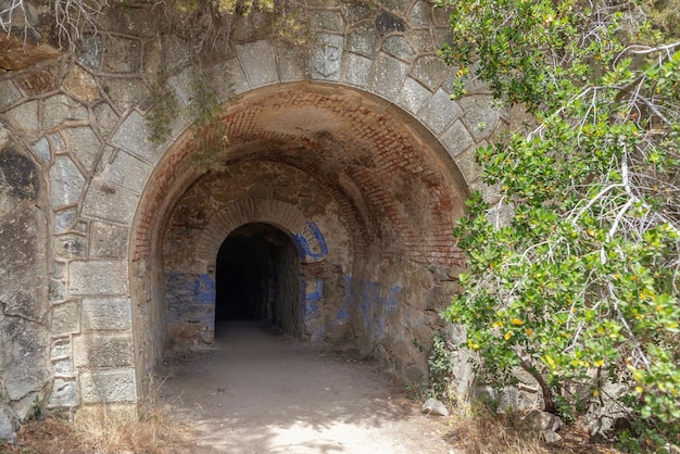 Verlaten en half verwoeste Bunker dell'Enfola in de provincie Livorno, eiland Elba, Italië