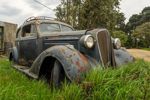 Verlaten en verslechterde oude voertuigen in uruguay