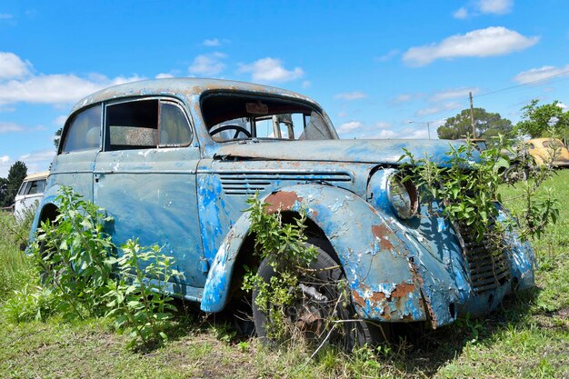 Verlaten en verslechterde oude voertuigen in uruguay