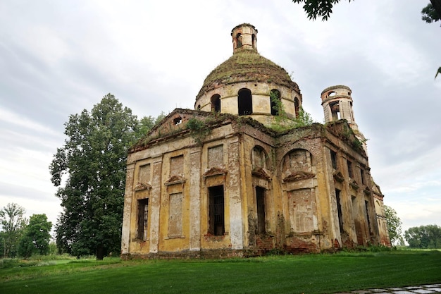 Verlaten en verwoeste tempel