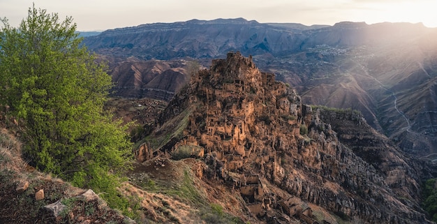 Verlaten etnisch dorp op de top van een berg. de oude verlaten spookstad gamsutl, dagestan, rusland. panoramisch zicht.