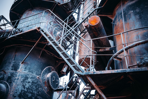 Verlaten fabriek en stoomleiding