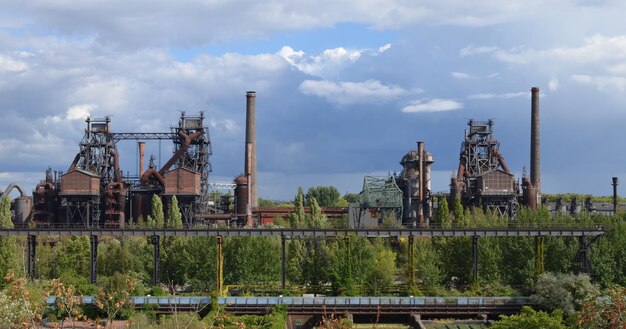 Foto verlaten fabriek tegen de lucht.