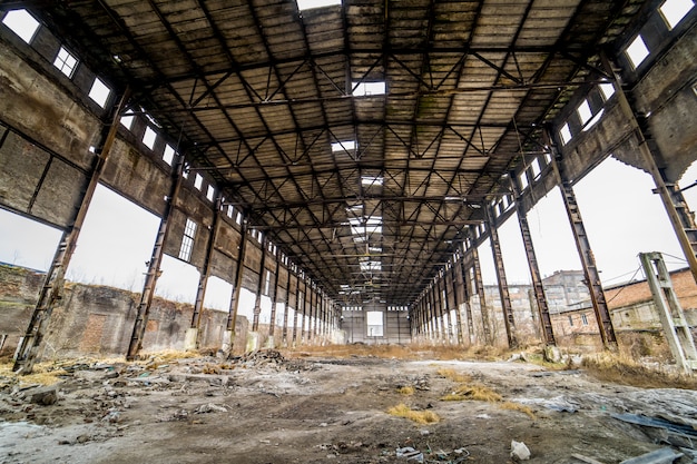 Verlaten fabriekshal. Hangar in de oude verlaten fabriek