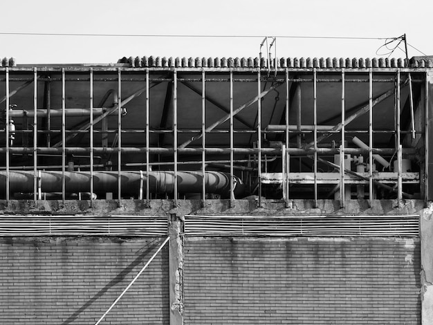 Verlaten fabrieksruïnes in zwart-wit