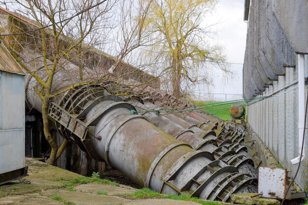 Foto verlaten gebouw bij kale bomen op het veld