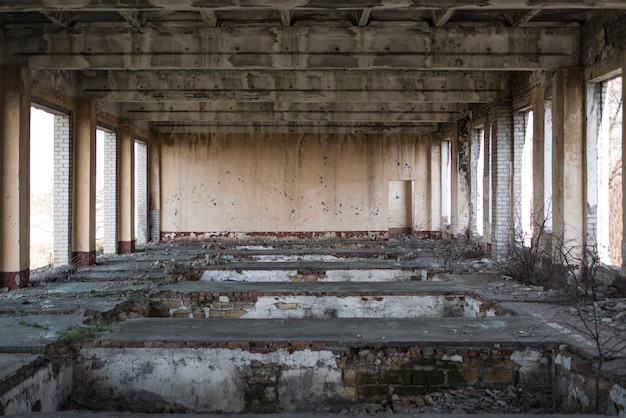 Foto verlaten gebouw, echo van oorlog. huis zonder ramen en deuren