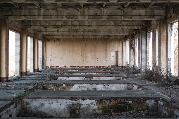 Verlaten gebouw, echo van oorlog. huis zonder ramen en deuren