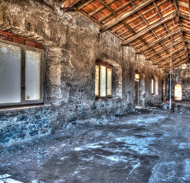 Verlaten gebouw gezien vanuit het raam