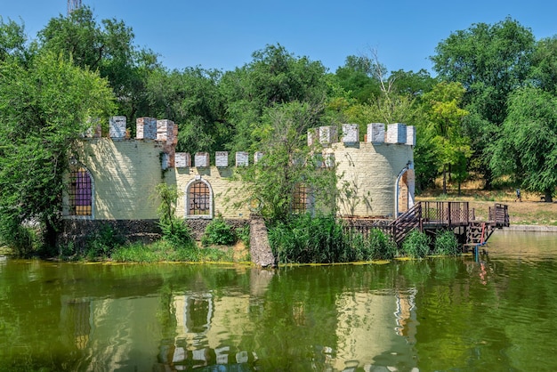 Verlaten gebouw in het dyukovsky-park van odessa, oekraïne