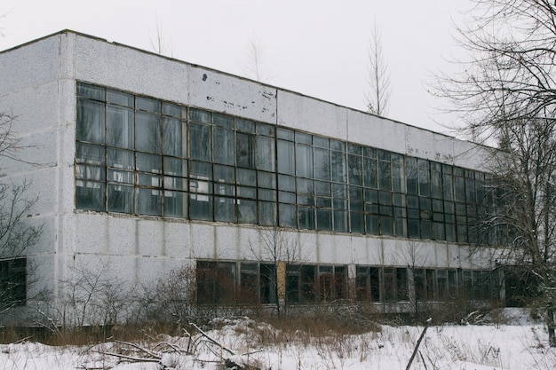 Verlaten gebouw tegen een heldere hemel in de winter