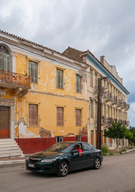 Verlaten hotel in neoklassieke stijl van de badplaats Loutra Edipsou op het eiland Evia in Griekenland