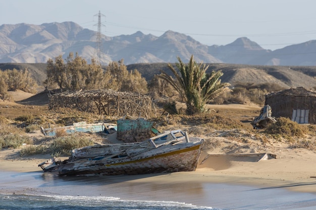 Verlaten houten boten op het strand in Egypte