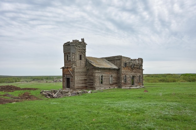 Verlaten houten kerk, verwoeste houten tempel, houten verlaten