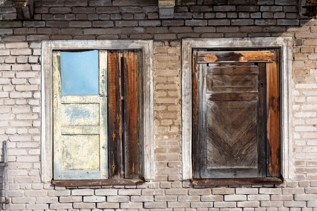 Verlaten huis. gebroken glas in de ramen. noodhuisvesting. Hoge kwaliteit foto