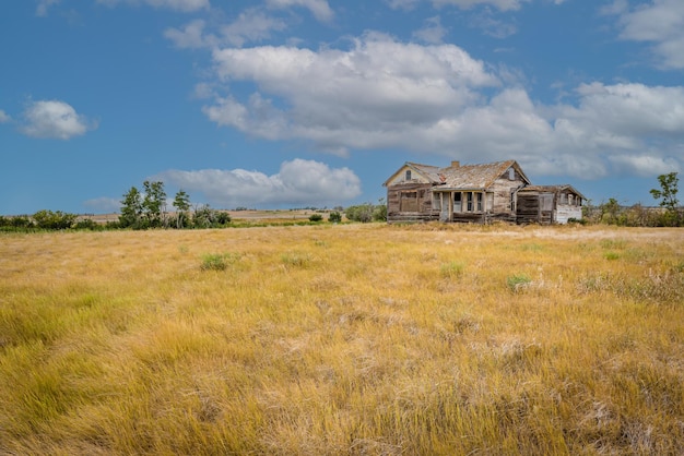 Verlaten huis op een boerenerf op de prairies bij Rush Lake SK