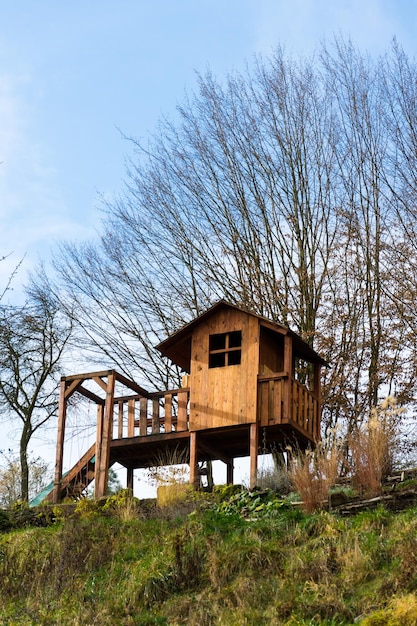 Verlaten huis op het veld tegen de lucht