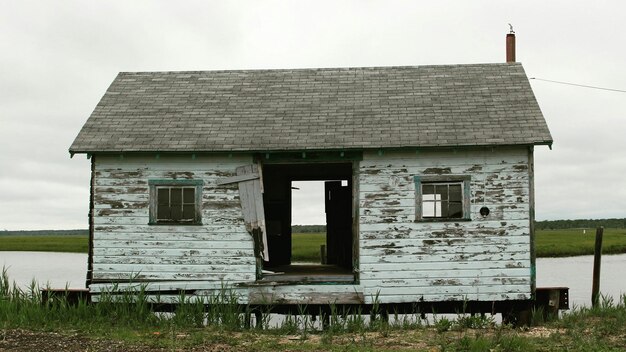 Foto verlaten huis tegen de lucht.