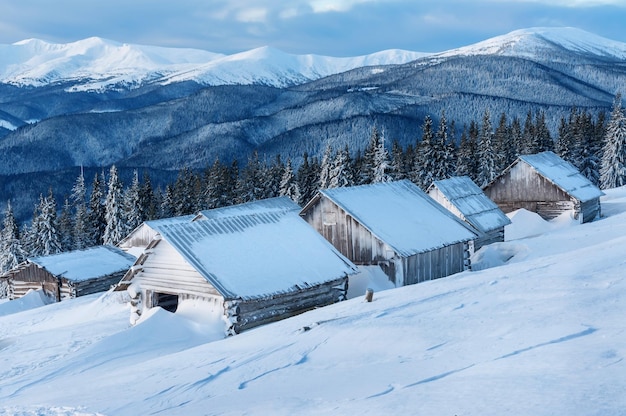 Verlaten hutten in de winterbergen