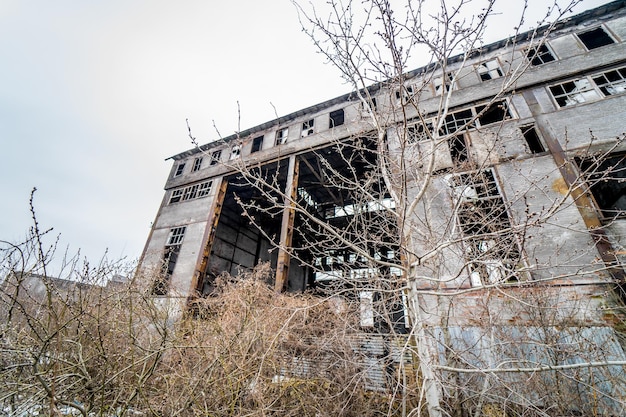 Verlaten industrieel gebouw Ruïnes van een oude fabriek