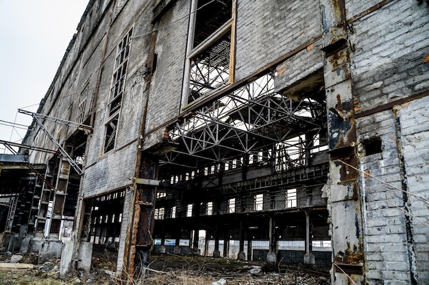 Verlaten industrieel gebouw Ruïnes van een oude fabriek