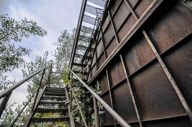 Verlaten industriële grindgroeve en zandsteenraffinaderij