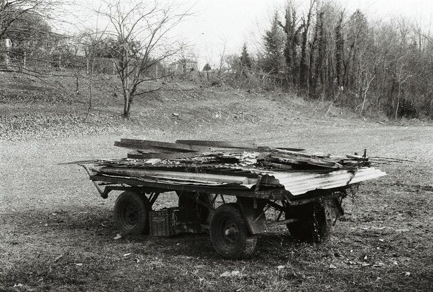 Foto verlaten kar op het land tegen de bomen