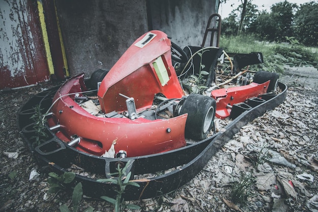 Foto verlaten kart op een speeltuin