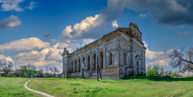 Verlaten kathedraal van de hemelvaart van de heilige maagd maria in het dorp lymanske, regio odessa, oekraïne