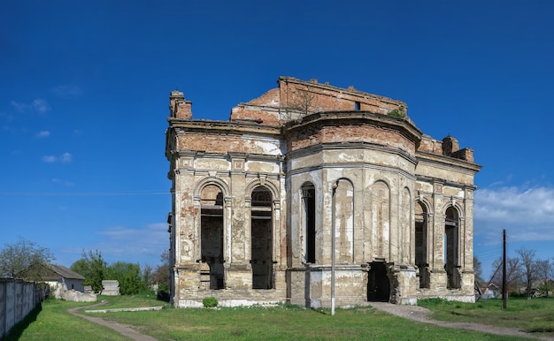 Verlaten kathedraal van de Hemelvaart van de Heilige Maagd Maria in het dorp Lymanske, regio Odessa, Oekraïne