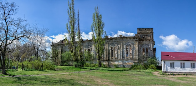 Verlaten katholieke kerk van de heilige drie-eenheid in het dorp lymanske, de regio van odessa, oekraïne