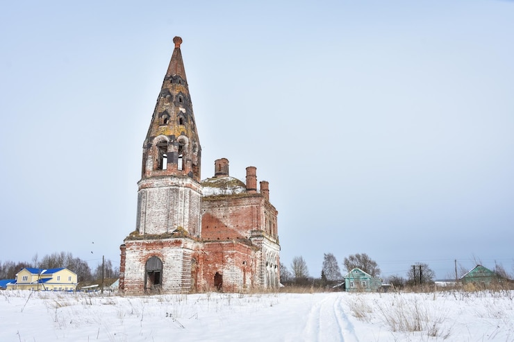 Foto verlaten kerk in de winter verlaten tempel in binnenland van rusland