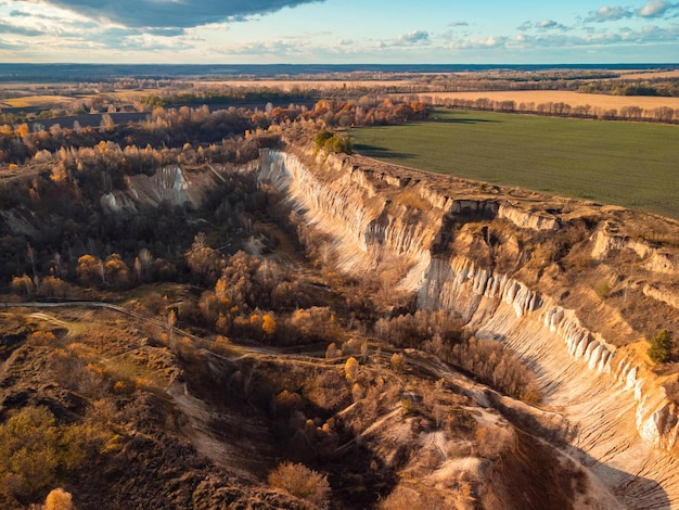 Verlaten krijtgroeve. Luchtfoto van hoge krijtrotsen